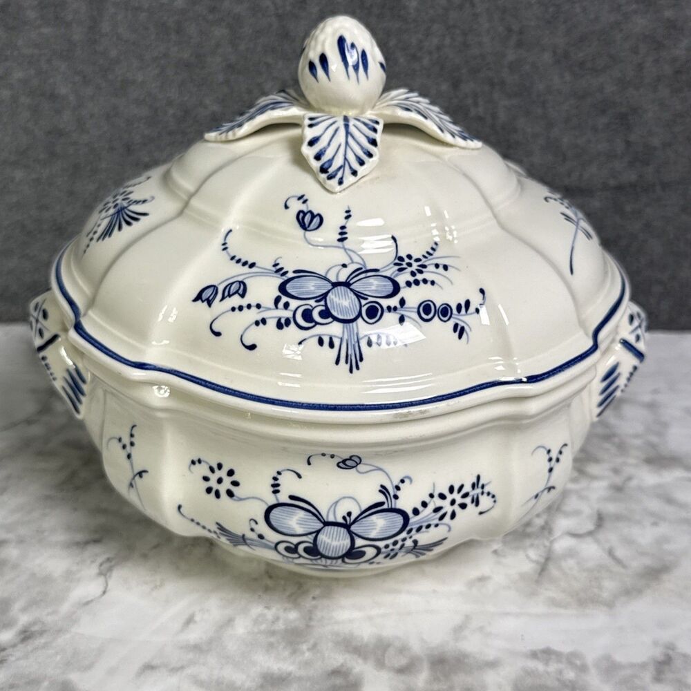 Villeroy Boch VIEUX SEPTFONTAINES Small Tureen Blue White Bee Butterfly Floral